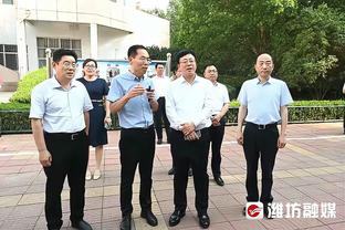 受伤瞬间：球童站着没动 文班没注意踩了上去扭了脚